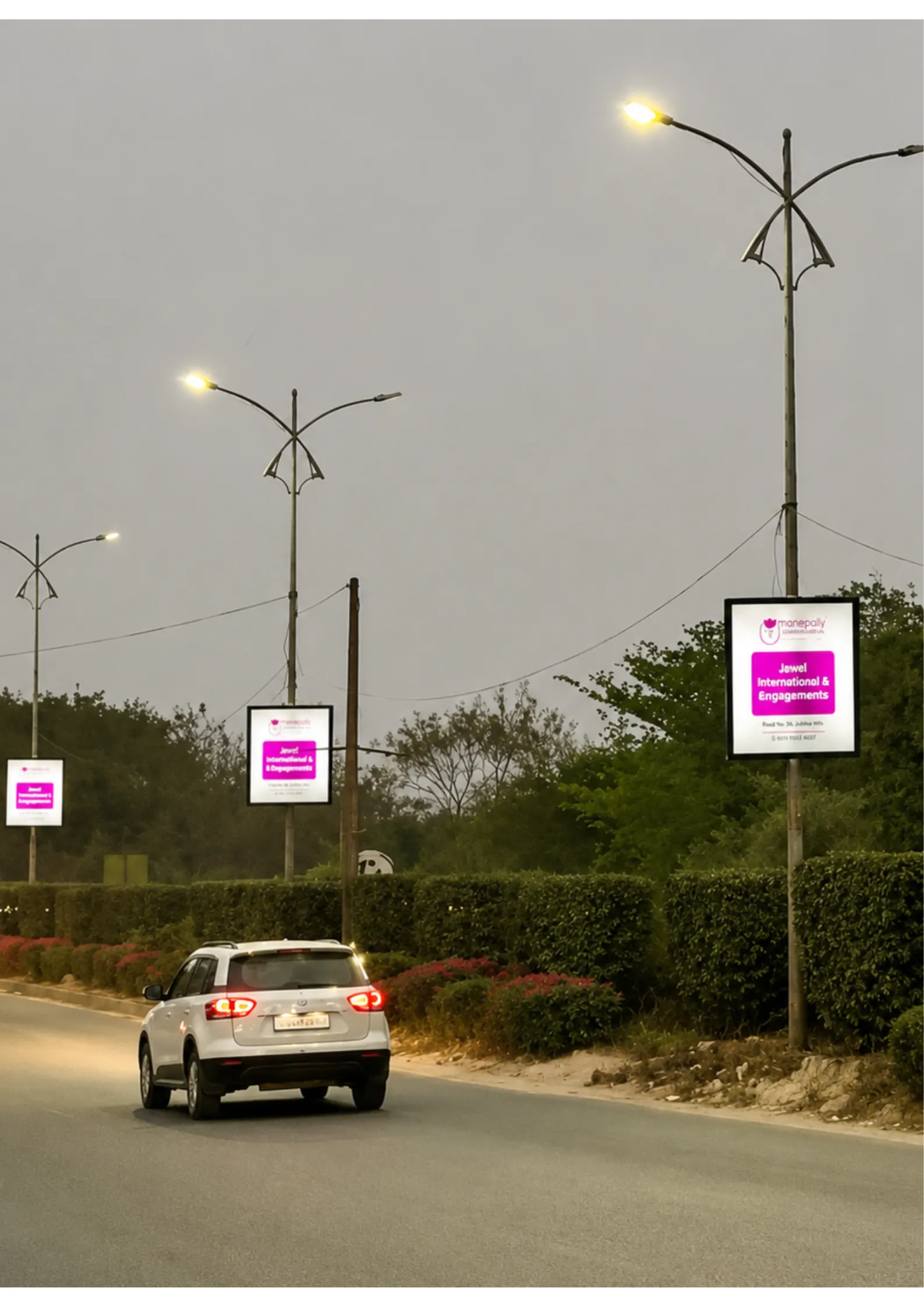 Digital OOH screen on public transport