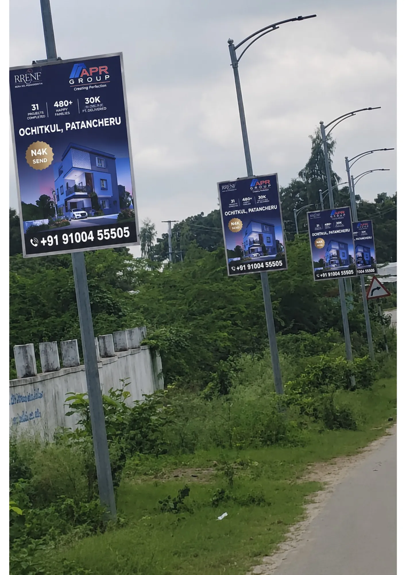 Digital OOH screen on public transport