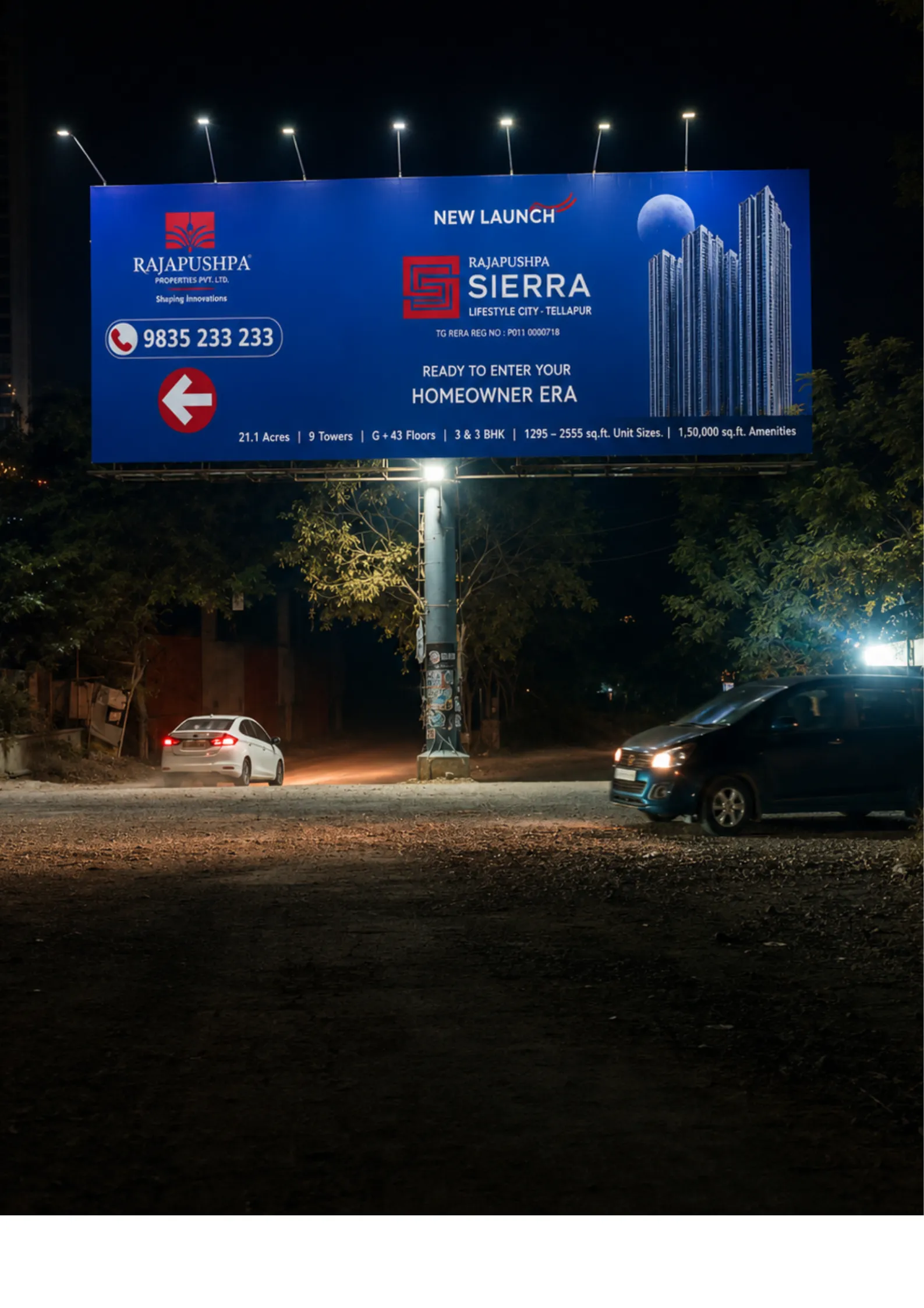 Digital OOH screen on public transport