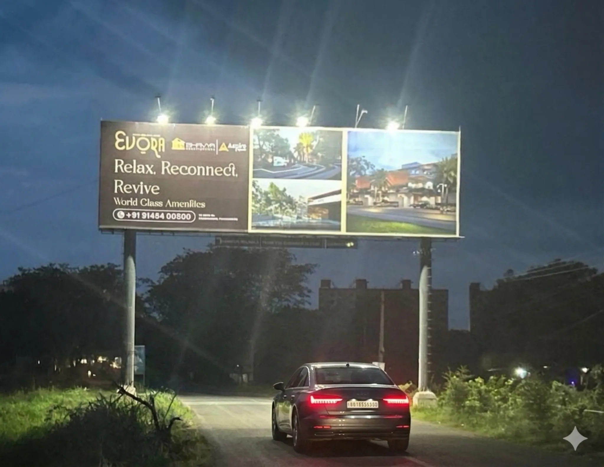 Digital OOH screen on public transport